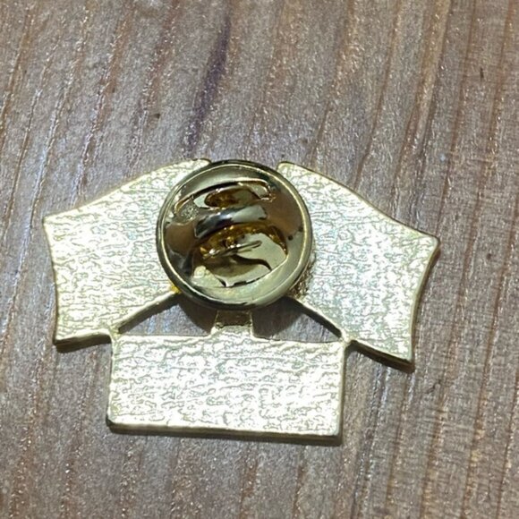 VTG McDonald’s Canada Lapel Hat Pin Souvenir Collectible 110% Flags - Picture 2 of 7